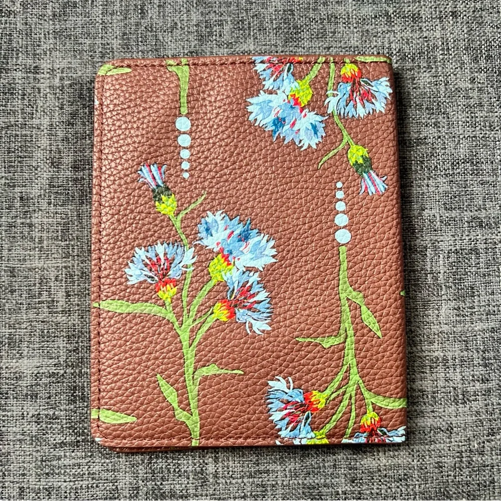 NWT.  Vera Bradley Faux Leather Passport Cover.  Bachelor Button Dot print. - Picture 4 of 6